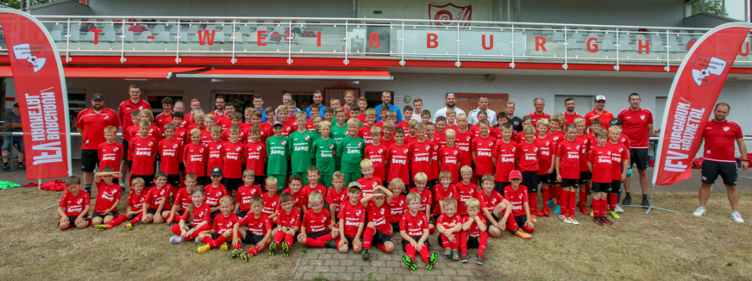 26 einheimische Trainer coachen 100 Kids – Idee kommt bestens an